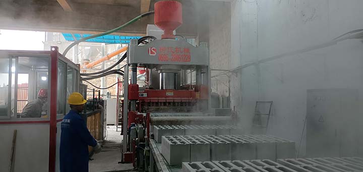 雙向靜壓磚機(jī)生產(chǎn)現(xiàn)場