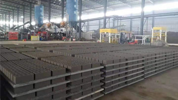 免托板磚機與普通水泥免燒磚機并行生產