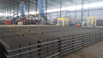 免托板磚機與普通水泥免燒磚機并行生產